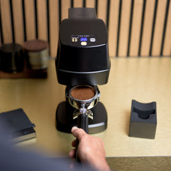 Auto tamper with portafilter