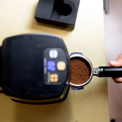 Auto tamper with coffee grounds