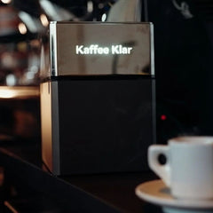 Kaffee Klar T1 Automatic Portafilter Cleaner in a café scene