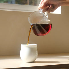 Origami Aroma Glass Coffee Server pouring into Harmony Cup
