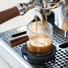 Timemore Black Mirror Dot Coffee Scale under portafilter